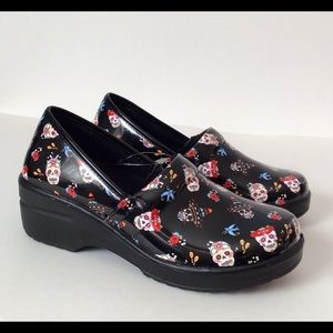 New Easy Street Slip Resistant Clogs Shoes Skull Pattern
